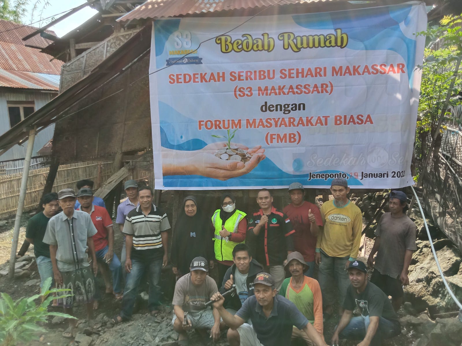 Relawan S3 Makassar dan FMB Jeneponto Bedah Rumah Lansia yang Memperihatinkan